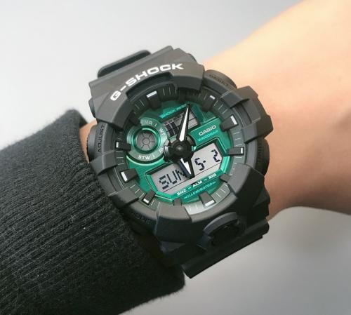 Зеленая тональность часов G-SHOCK GA-700MG-1AER многогранна, по-военному строга и не стремится выбиться в лидеры.
