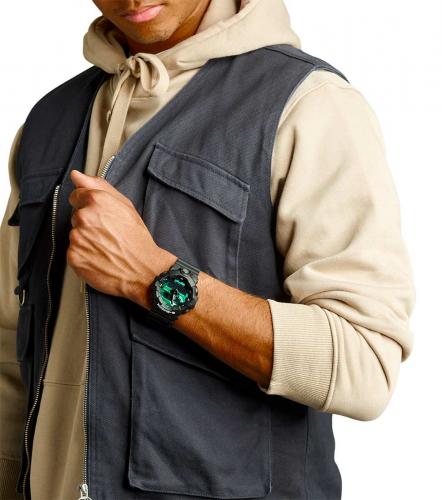 Насыщеный зеленый циферблат часов CASIO G-SHOCK GA-700MG-1AER выполнен в цвете камуфляжа, туристов и военных.