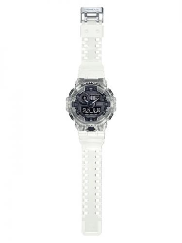 Корпус и ремешок часов CASIO G-SHOCK GA-700SKE-7AER выполнены из белого полупрозрачного полимерного материала.
