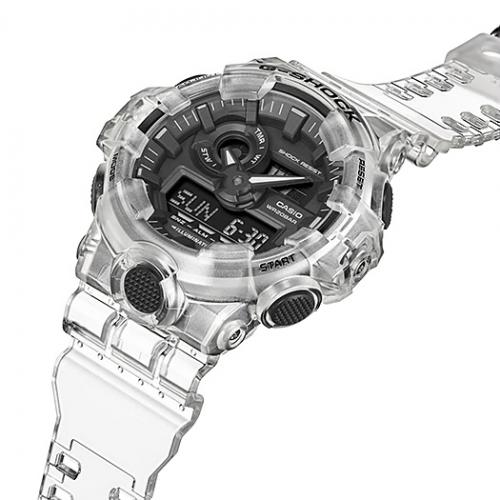 Extra-large корпус полупрозрачных часов G-SHOCK GA-700SKE-7AER удачно гармонирует с крупными рифлеными кнопками.