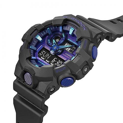 Фиолетовая кнопка LED-подсветки вынесена на переднюю панель корпуса часов CASIO G-SHOCK GA-700VB-1AER «Virtual Blue».
