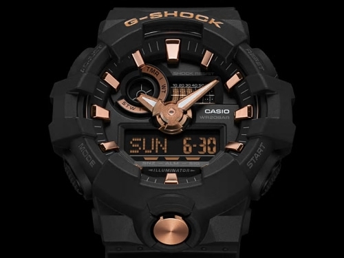 Металлическая кнопка LED-подсветки вынесена на переднюю панель корпуса часов CASIO G-SHOCK GA-710B-1A4ER.
