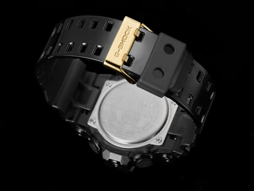 Позолоченная застежка из нержавеющей стали с логотипом G-SHOCK надежно фиксирует на запястье часы GA-710GB-1AER.