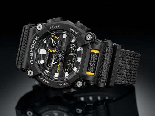 Большой корпус удачно гармонирует с крупными рифлеными кнопками часов CASIO G-SHOCK GA-900-1AER.