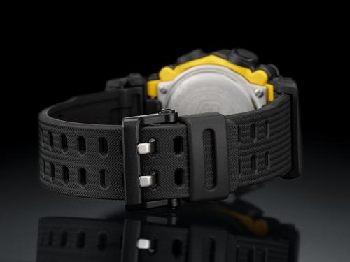 Черная застежка часов G-SHOCK GA-900-1AER выполнена из полимерного материала с надежной двойной фиксацией.