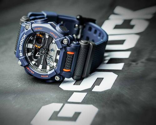 Жизнь не бывает с чёрно-белой надписью G-Shock, лишь только мы, своей рукой, меняем краски, синий добавляя, часы GA-900-2AER.