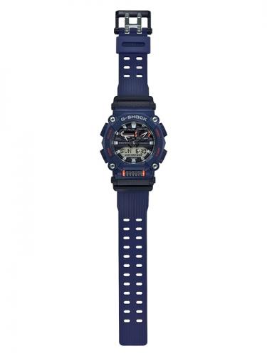 Индустриальный 10-гранный дизайн синего корпуса часов G-SHOCK GA-900-2AER напоминает крепежный элемент - гайку.