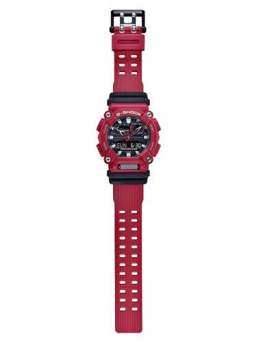 Индустриальный 10-гранный дизайн красного корпуса часов G-SHOCK GA-900-4AER напоминает крепежный элемент - гайку.