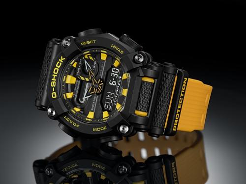Рифленая кнопка LED-подсветки вынесена на переднюю панель корпуса часов CASIO G-SHOCK GA-900A-1A9ER.