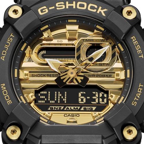 Стрелки и циферблат противоударных часов CASIO G-SHOCK GA-900AG-1AER покрыты напылением с металлическим блеском.