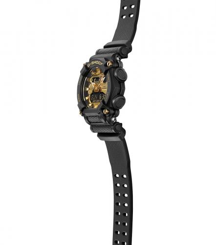 Черный полимерный ремешок часов G-SHOCK GA-900AG-1AER характеризуется нескользящей текстурированной отделкой.