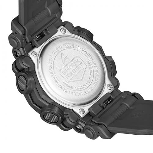 Черный полимерный ремень часов G-SHOCK GA-900AG-1AER легко заменяется благодаря встроенному ползунковому рычагу.