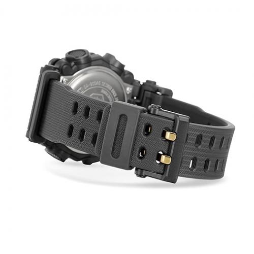 Застежка противоударных часов CASIO G-SHOCK GA-900AG-1AER из полимерного материала с надежной двойной фиксацией.