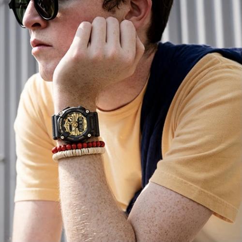 Новая расцветка часов CASIO G-SHOCK GA-900AG-1AER Gold&Black Metallic дополнит уникальный и яркий стиль уличной одежды.