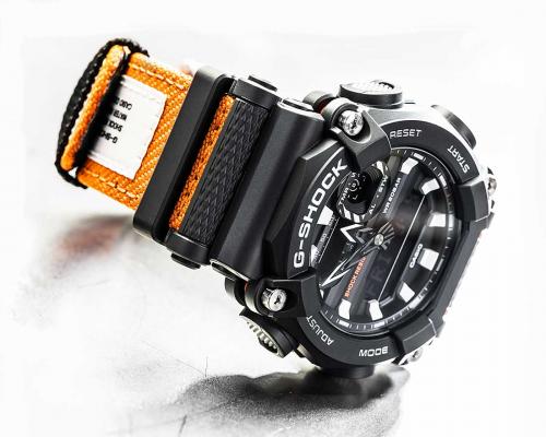 Для привлечения внимания и улучшения видимости часы G-SHOCK GA-900C-1A4ER получили оранжевый тканевый ремешок.