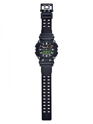 Индустриальный 10-гранный дизайн черного корпуса часов G-SHOCK GA-900E-1A3ER напоминает крепежный элемент - гайку.