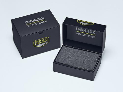 На черную упаковку часов G-SHOCK GA-900E-1A3ER нанесены акценты салатового цвета дополнительного флуоресцентного ремешка.