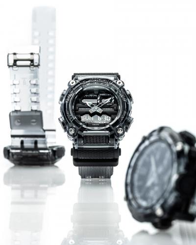 Полупрозрачный G-Shock GA-900SKE-8AER в свете дымчастого отблеска, увлекает нас в тайну и мир непознанного...