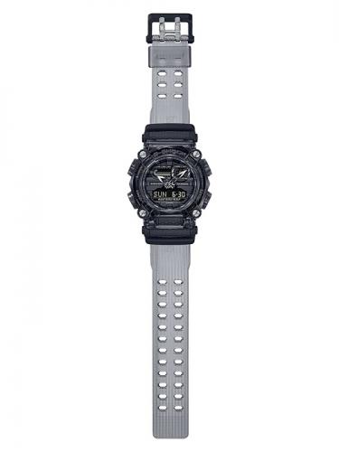 Корпус и ремешок часов CASIO G-SHOCK GA-900SKE-8AER выполнены из серого полупрозрачного полимерного материала.
