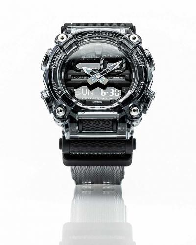 10-гранная форма крупного корпуса часов CASIO G-SHOCK GA-900SKE-8AER Skeleton вдохновлена индустиральным стилем.