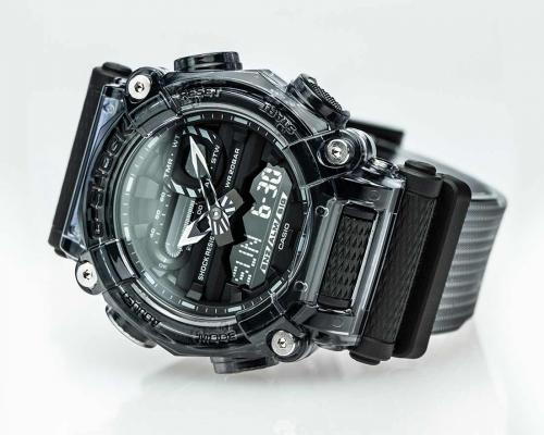 Инверсная индикация и полосатые стрелки часов G-SHOCK GA-900SKE-8AER позволяют легко считывать информацию.