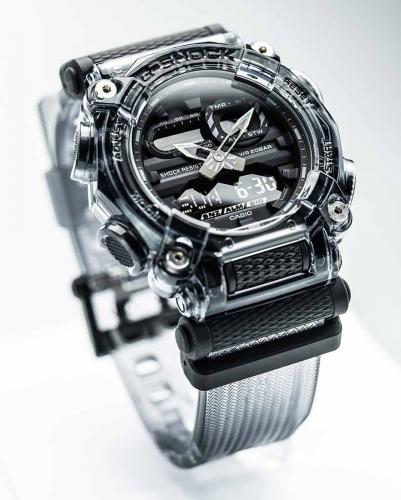 Рифленая кнопка LED-подсветки вынесена на переднюю панель корпуса часов CASIO G-SHOCK GA-900SKE-8AER Скелетон.
