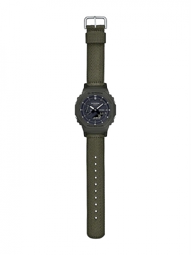 Часы GAE-2100GC-7AER «Grunge Snow Camo» комплектуются дополнительным зеленым ремешком из прочного нейлона.