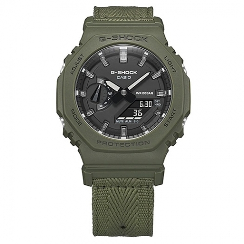 Дополнительная накладка на копрус карбоновых часов G-SHOCK GAE-2100GC-7AER выполнена из зеленого полимера.