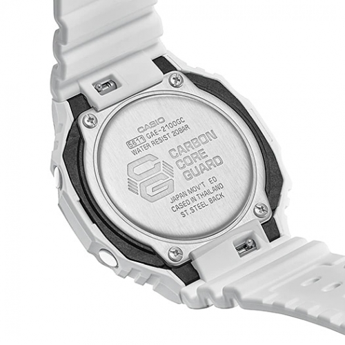 Съемный полимерный ремешок часов G-SHOCK GAE-2100GC-7AER белого цвета легко заменяется с помощью рычагов на штифтах.