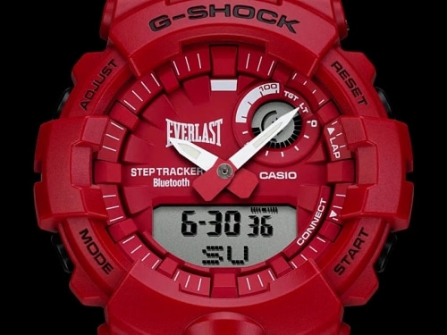 Логотип компании EVERLAST нанесен на красный циферблат часов CASIO G-SHOCK GBA-800EL-4AER.