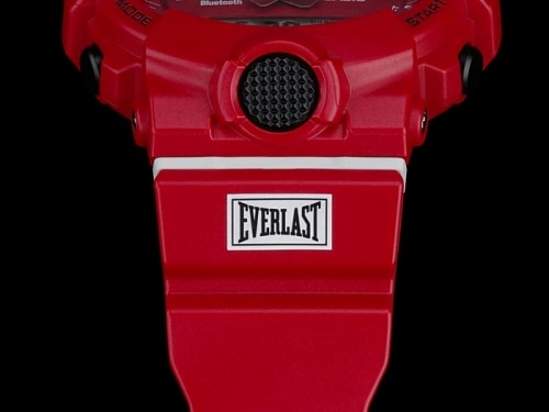 Логотип «EVERLAST» нанесен на ремешок под кнопкой подсветки часов CASIO G-SHOCK GBA-800EL-4AER.
