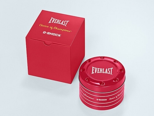 Логотипы сотрудничества «G-SHOCK × EVERLAST» украшают эксклюзивную красную упаковку с надписью «Choice of Champions».