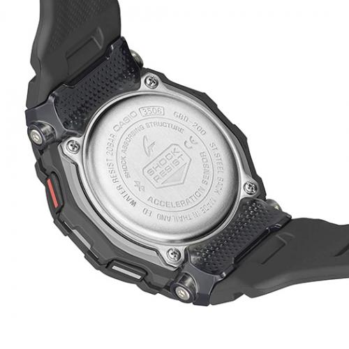 Протекторы на задней крышке часов G-SHOCK GBD-200-1ER обеспечивают плавное прилегание к тыльной стороне запястья.