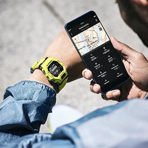 Желтые фитнес-часы G-SHOCK GBD-200-9ER с акселерометром и связью со смартфоном посредством Bluetooth-соединения.