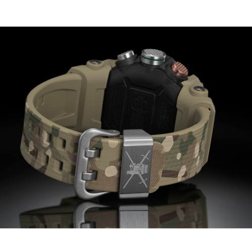 На стальной держатель ремешка часов G-SHOCK GG-B100BA-1AER нанесен логотип Министерства обороны Великобритании.