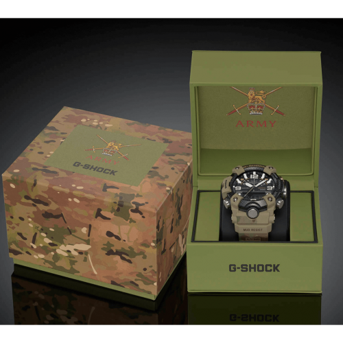 Логотипы G-SHOCK и Министерства обороны Великобритании украшают эксклюзивную упаковку часов CASIO GG-B100BA-1AER.