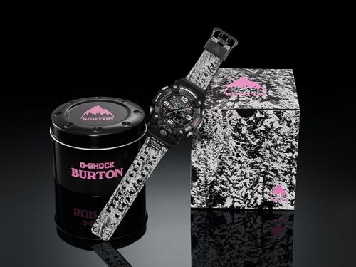Лимитированные часы G-SHOCK GG-B100BTN-1AER комплектуются эксклюзивной черной коробкой с принтом снежного камуфляжа.
