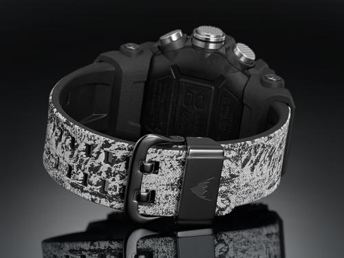 На стальной черный IP-black держатель ремешка часов CASIO G-SHOCK GG-B100BTN-1AER нанесен логотип «BURTON».