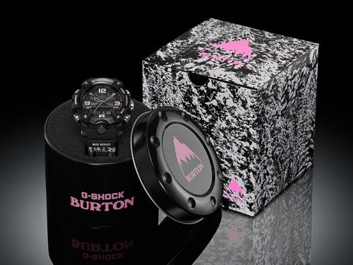 Логотипы сотрудничества «G-SHOCK × BURTON» украшают эксклюзивную черную упаковку часов CASIO GG-B100BTN-1AER.