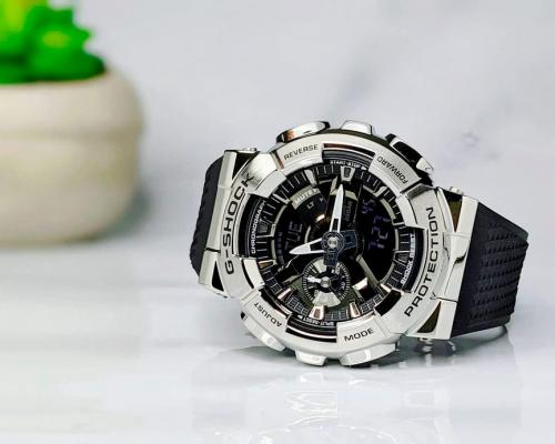 Большой корпус антимагнитных часов CASIO G-SHOCK GM-110-1AER дополнен крупными рифлеными кнопками из полимера.