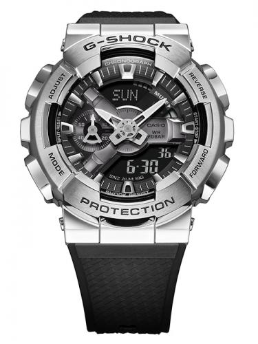 Ударопрочные часы G-SHOCK GM-110-1AER получили кованую стальную накладку на корпус из полимерного материала.
