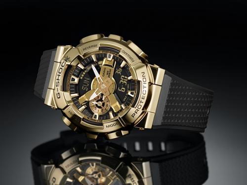 Большой корпус антимагнитных часов G-SHOCK GM-110G-1A9ER дополнен крупными рифлеными кнопками из полимера.