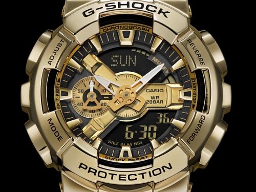 Многоуровневый инверсный дисплей часов CASIO GM-110G-1A9ER украшен объемными позолоченными Gold индексами.