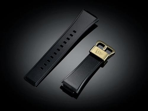 Полимерный ремешок часов G-SHOCK GM-110NE-1AER украшен стальным тренчиком с логотипом компании NEW ERA.