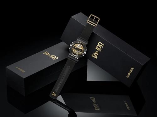 Часы GM-110NE-1AER G-SHOCK & NEW ERA комплектуются эксклюзивной черной коробкой с логотипами сотрудничества.