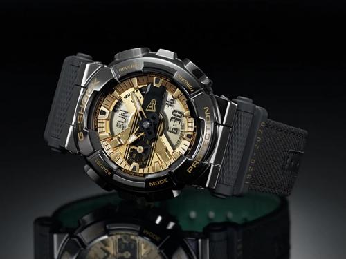 Ударопрочные часы G-SHOCK GM-110NE-1AER получили кованую стальную накладку на корпус из полимерного материала.