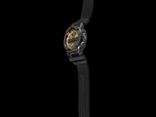Большой корпус антимагнитных часов CASIO G-SHOCK GM-110NE-1AER дополнен крупными рифлеными кнопками из полимера.