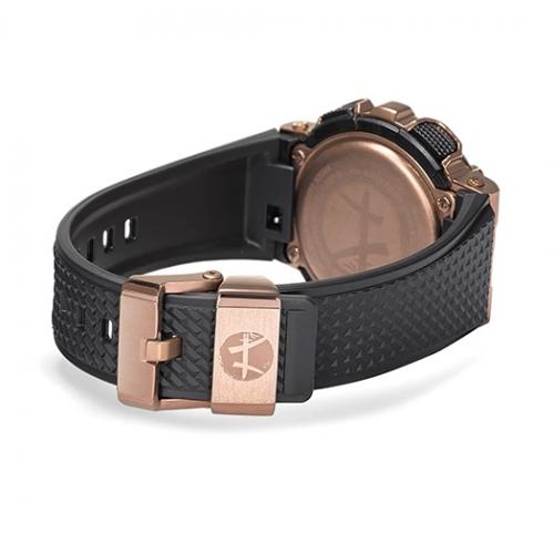 На позолоченный Rose Gold стальной держатель ремешка часов CASIO GM-110RH-1AER нанесен логотип «Черного Самурая».