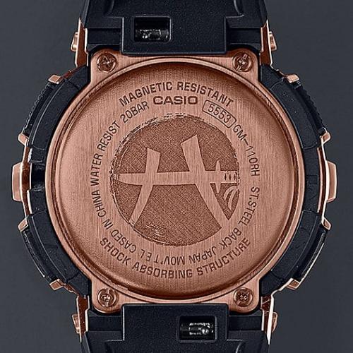 На позолоченной задней крышке лимитированных часов G-SHOCK GM-110RH-1AER выгравирован логотип «Hachimura».