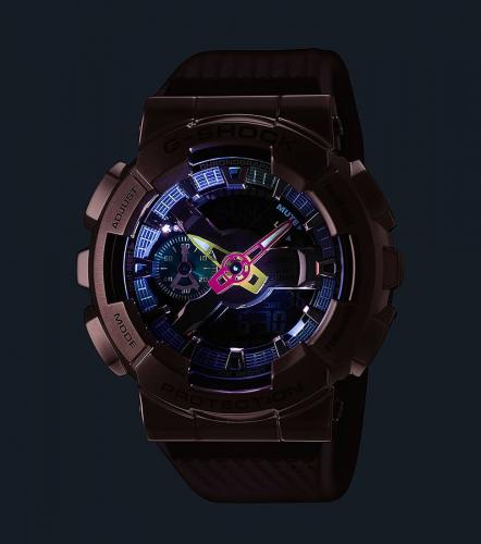 Циферблат часов CASIO GM-110RH-1AER подсвечивается автоматически при помощи яркого белого светодиода Super Illuminator.